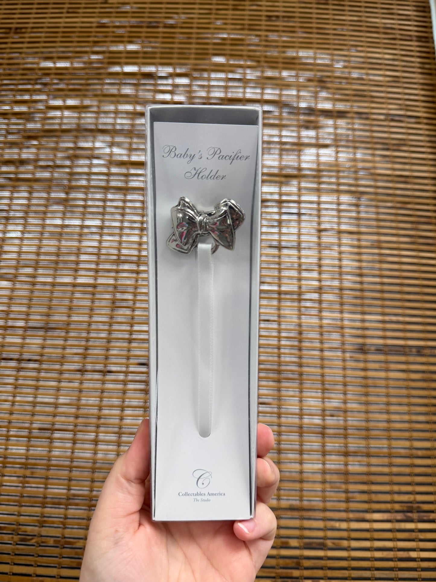 Baby's pacifier Holder
