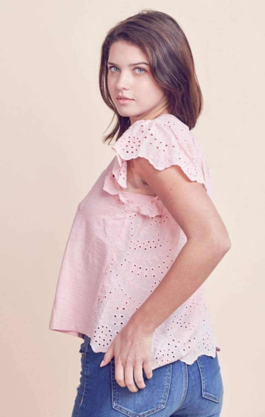 ROUND NECKLINE WITH LACE CONTRAST TOP